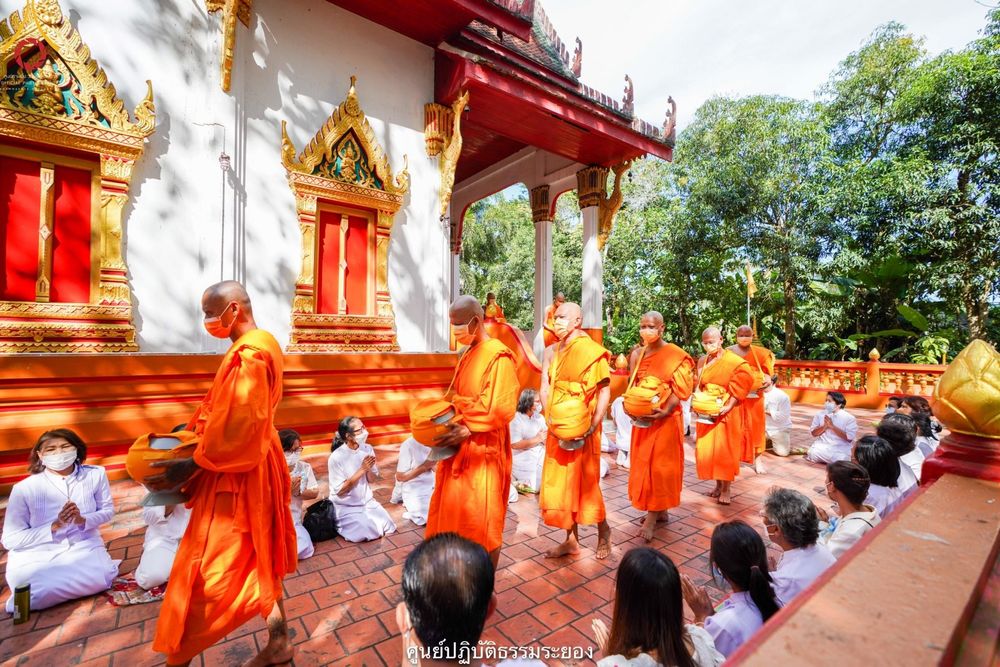 ภาพ No.40917:พิธีตัดปอยผม ปลงผม ขอขมารับผ้าไตรและพิธีบรรพชา ในโครงการอุปสมบท บูชาธรรมมหาปูชนียาจารย์ ประจำปี 2564 ชุดที่ 18