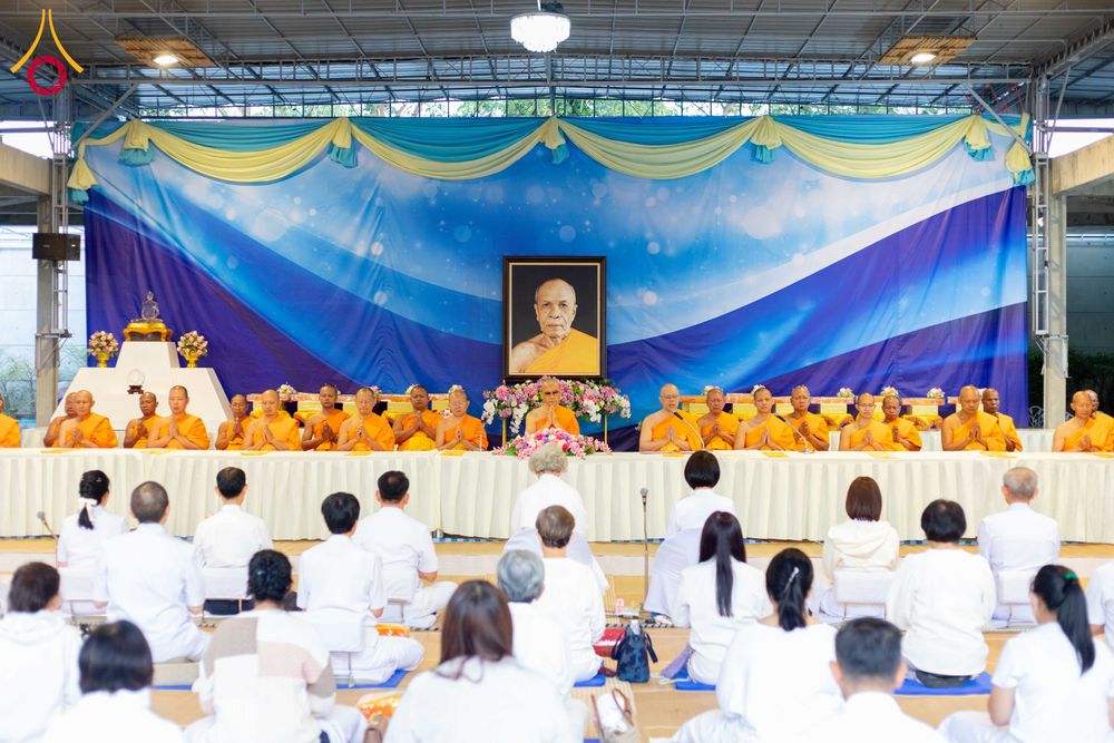 ภาพ No.288863:วันที่ 6 มกราคม พ.ศ. 2569 พิธีถวายภัตตาหารเป็นสังฆทาน แด่พระธรรมยาตรา ในโครงการธรรมยาตรา กตัญญูบูชา มหาปูชนียาจารย์ พระมงคลเทพมุนี(สด จนฺทสโร) พระผู้ปราบมาร อนุสรณ์สถาน 7 แห่ง ปีที่ 14 ณ อนุสรณ์สถานมหาวิหารพระมงคลเทพมุนี (โลตัสแลนด์) อ.สองพี่น้อง จ.สุพรร