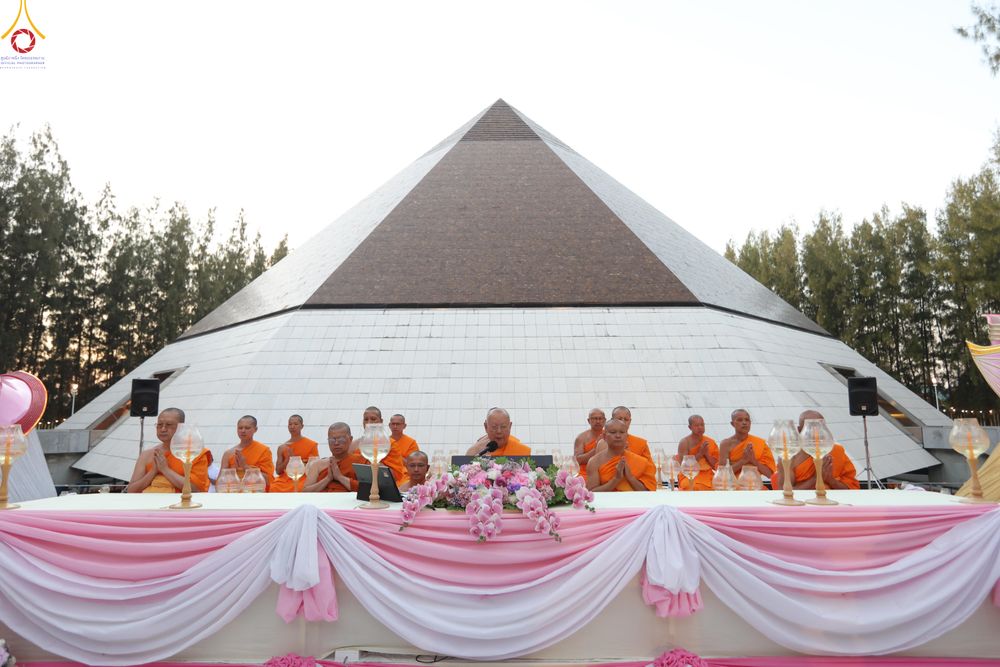 ภาพ No.290115:วันที่ 6 มกราคม พ.ศ. 2569 พิธีจุดประทีปถวายเป็นพุทธบูชา และบูชาธรรมมหาปูชนียาจารย์ (ภาพชุดที่ 2) ณ อนุสรณ์สถานมหาวิหารพระมงคลเทพมุนี (โลตัสแลนด์) อ.สองพี่น้อง จ.สุพรรณบุรี ในโครงการธรรมยาตรา กตัญญูบูชา มหาปูชนียาจารย์ พระมงคลเทพมุนี(สด จนฺทสโร) พระผู้ปรา