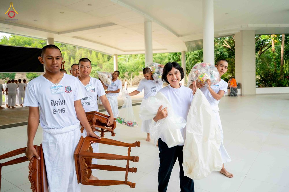 ภาพ No.341108:วันที่ 26 กรกฎาคม พ.ศ. 2569 โครงการพัฒนาคุณธรรม จริยธรรม สำหรับนักเรียนนายสิบตำรวจ (นสต.) รุ่นที่ 17 ศูนย์ฝึกอบรมตำรวจภูธรภาค 1 ได้จัดกิจกรรม ตักบาตรเพื่อน้อมอุทิศถวายเพื่อเป็นพระราชกุศลฯ  และปฏิบัติธรรม ติวธรรมมะ ณ ศูนย์ปฏิบัติธรรมเวิล์ดพีช วัลเล่ย์ (Wo