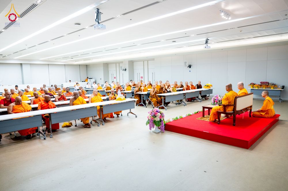 ภาพ No.323339:หลวงพ่อทัตตชีโว รองเจ้าอาวาสวัดพระธรรมกาย ถวายการต้อนรับปฏิสันถารคณะสงฆ์จากประเทศศรีลังกา