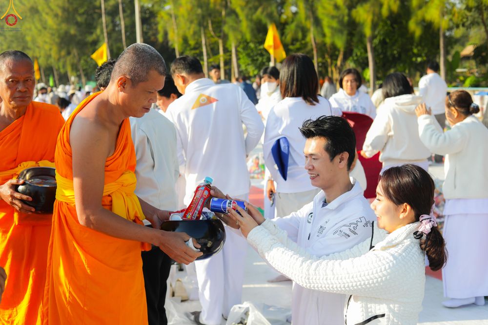 ภาพ No.292459:วันที่ 11 มกราคม พ.ศ. 2569 พิธีตักบาตรพระธรรมยาตรา ณ อนุสรณ์สถานคลองบางนางแท่น อ.สามพราน จ.นครปฐม ในโครงการธรรมยาตรา กตัญญูบูชา มหาปูชนียาจารย์ พระมงคลเทพมุนี(สด จนฺทสโร) พระผู้ปราบมาร อนุสรณ์สถาน 7 แห่ง ปีที่ 14