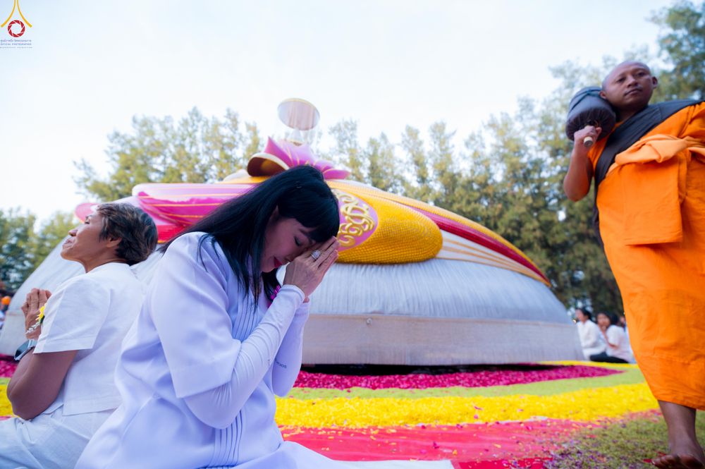 ภาพ No.287545:วันที่ 3 มกราคม พ.ศ. 2569 พิธีต้อนรับพระธรรมยาตรา ในโครงการธรรมยาตรา กตัญญูบูชา มหาปูชนียาจารย์ พระมงคลเทพมุนี(สด จนฺทสโร) พระผู้ปราบมาร อนุสรณ์สถาน 7 แห่ง ปีที่ 14 ณ อนุสรณ์สถานมหาวิหารพระมงคลเทพมุนี (โลตัสแลนด์) อ.สองพี่น้อง จ.สุพรรณบุรี