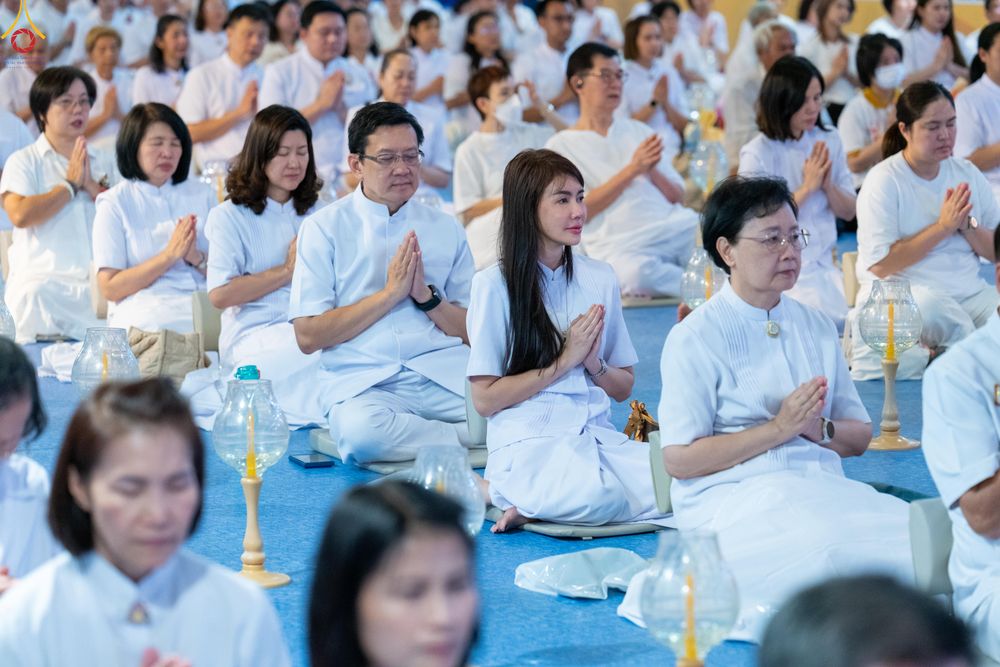 ภาพ No.331002:วันวิสาขบูชา อาทิตย์ที่ 31 พฤษภาคม พ.ศ.2569 พิธีจุดวิสาขประทีป , พิธีเวียนประทักษิณ  รอบพระมหาธรรมกายเจดีย์  และพิธีฉลองชัยสวดมนต์บทธัมมจักกัปปวัตนสูตร  ครบ 8,415,000,000 จบ ณ วัดพระธรรมกาย