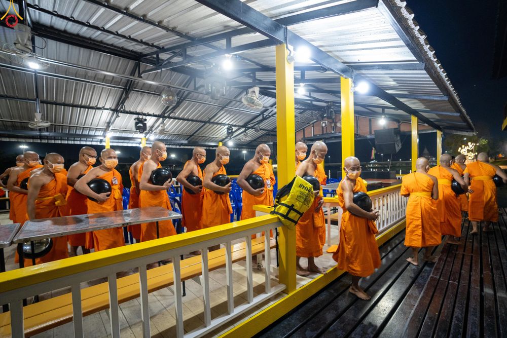 ภาพ No.282535:วันเสาร์ที่ 20 ธันวาคม พ.ศ.2568 พิธีตักบาตรพระ 10,000 รูป (ชุด 2) เนื่องในโอกาส 194 ปี จังหวัดกาญจนบุรี และอุทิศส่วนกุศลให้แด่บรรพชนทั้งหลาย บริเวณถนนสองแคว (Skywalk) เมืองกาญจนบุรี