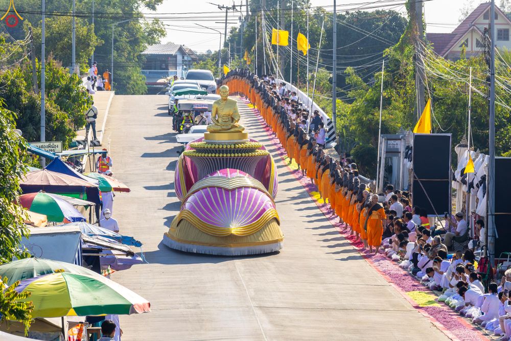 ภาพ No.292886:วันที่ 11 มกราคม พ.ศ. 2569 พิธีต้อนรับพระธรรมยาตรา ณ อนุสรณ์สถานลำดับที่ 3 สถานที่เกิดในเพศสมณะ วัดสองพี่น้อง อำเภอสองพี่น้อง จังหวัดสุพรรณบุรี ในโครงการธรรมยาตรา กตัญญูบูชา มหาปูชนียาจารย์ พระมงคลเทพมุนี(สด จนฺทสโร) พระผู้ปราบมาร อนุสรณ์สถาน 7 แห่ง ปีที