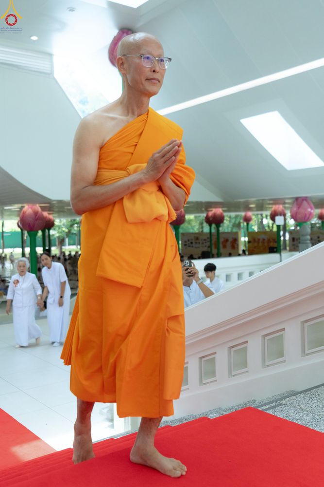 ภาพ No.330777:วันวิสาขบูชา อาทิตย์ที่ 31 พฤษภาคม พ.ศ.2569 พิธีบรรพชาสามเณรอุบาสก 11 ท่าน , พิธีถวายบาตรผ้าไตร และจตุปัจจัยไทยธรรม แด่สามเณร , พิธีอุปสมบทอุทิศชีวิต , พิธีกล่าวคำกัปปิยภัณฑ์  ณ อุโบสถพระไตรปิฎก วัดพระธรรมกาย จังหวัดปทุมธานี
