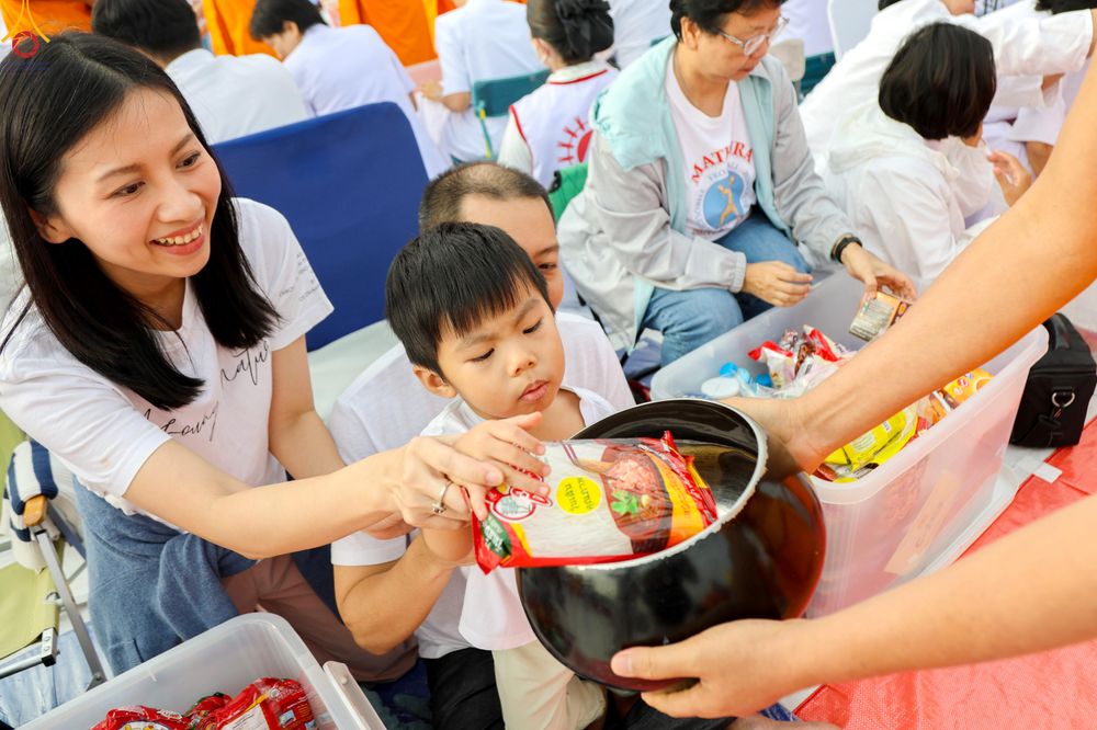 ภาพ No.302767:วันที่ 24 มกราคม พ.ศ. 2569 พิธีตักบาตรพระธรรมยาตรา(ภาพชุดที่ 2) ณ อนุสรณ์สถานลำดับที่ 5 สถานที่เผยแผ่วิชชาธรรมกายครั้งแรก อนุสรณ์สถานบางปลา วัดบางปลา อำเภอบางเลน จังหวัดนครปฐม ในโครงการธรรมยาตรา กตัญญูบูชา มหาปูชนียาจารย์ พระมงคลเทพมุนี(สด จนฺทสโร) พระผู