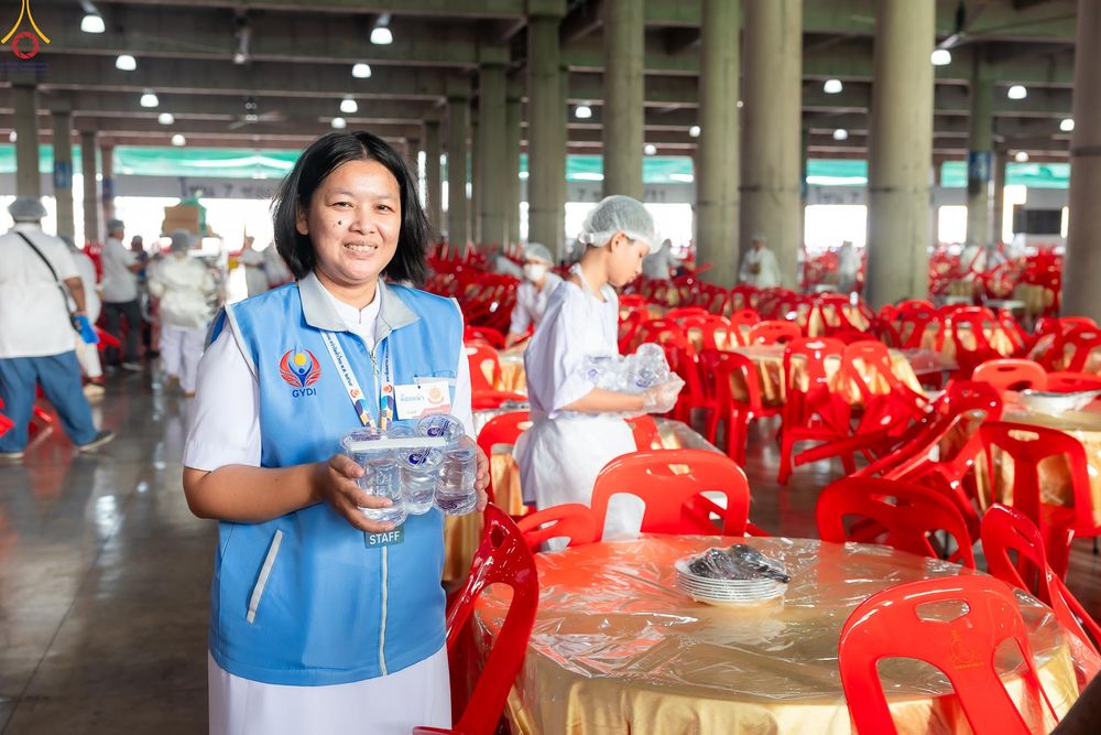 ภาพ No.325825:วันที่ 22 เมษายน พ.ศ.2569(วันคุ้มครองโลก) งานถวายมหาสังฆทาน 40,000 กว่าวัดทั่วประเทศ เจ้าหน้าที่ สาธุชน ร่วมใจจัดเตรียมภัตตาหารเพล (ชุด 2)