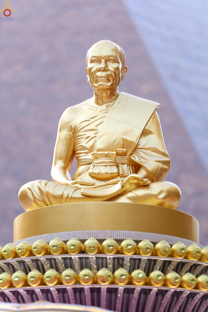 ภาพ No.290070:วันที่ 6 มกราคม พ.ศ. 2569 พิธีจุดประทีปถวายเป็นพุทธบูชา และบูชาธรรมมหาปูชนียาจารย์ (ภาพชุดที่ 2) ณ อนุสรณ์สถานมหาวิหารพระมงคลเทพมุนี (โลตัสแลนด์) อ.สองพี่น้อง จ.สุพรรณบุรี ในโครงการธรรมยาตรา กตัญญูบูชา มหาปูชนียาจารย์ พระมงคลเทพมุนี(สด จนฺทสโร) พระผู้ปรา