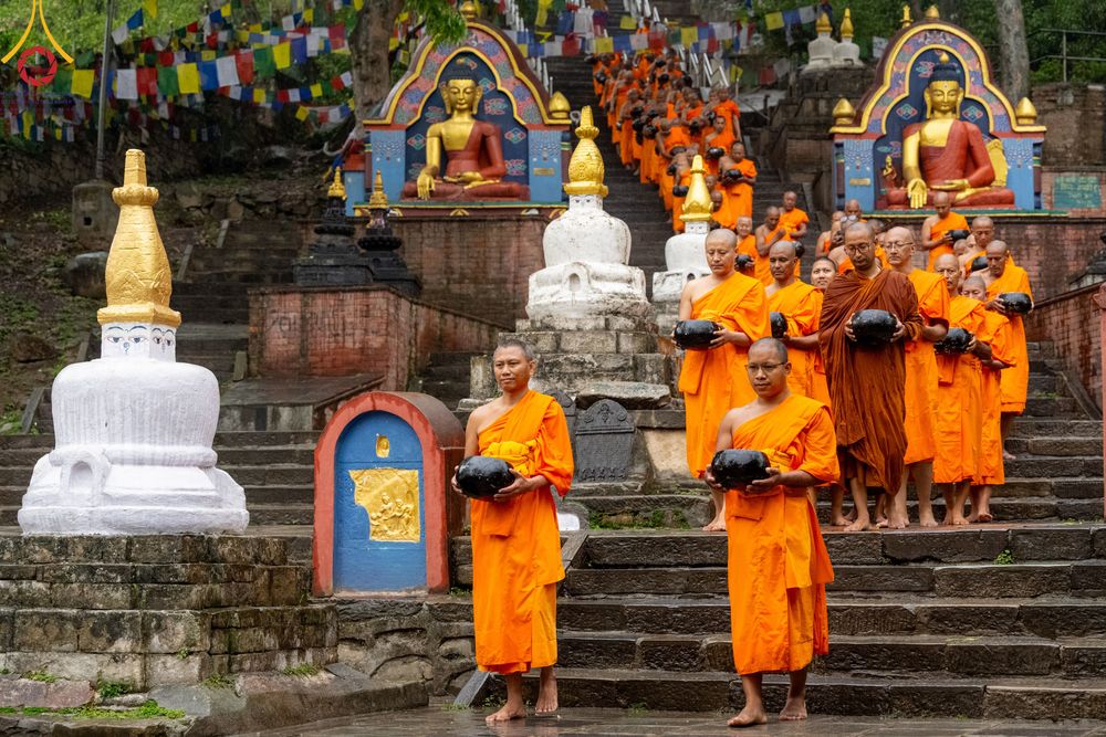 ภาพ No.317137:วันจันทร์ที่ 30 มีนาคม พ.ศ.2569 จาริกบิณฑบาตสยมภูนาทสู่พระราชวังหนุมานโดกา ประเทศเนปาล