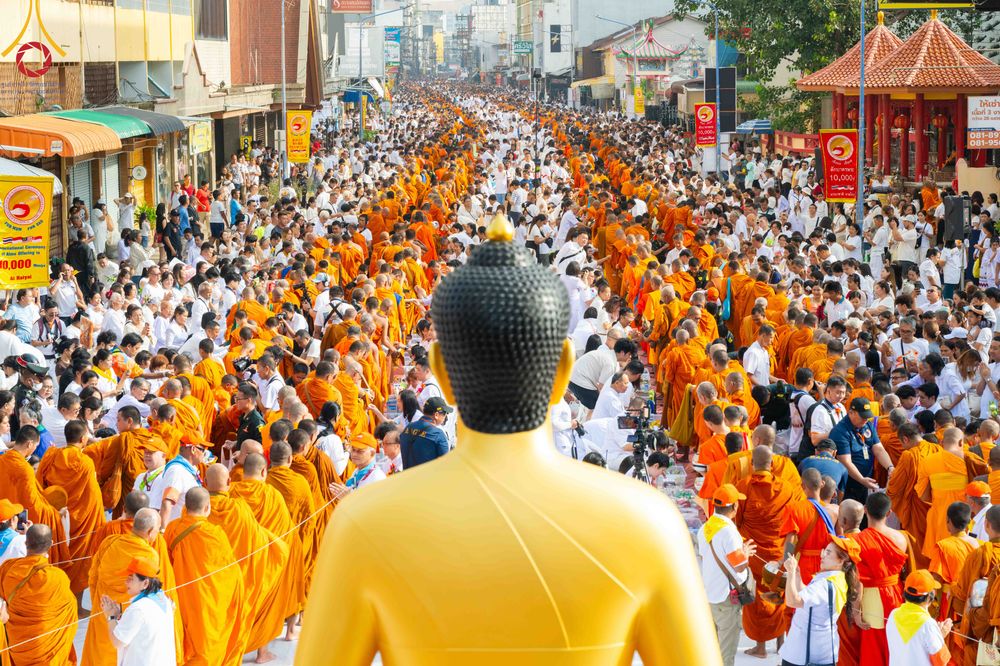 ภาพ No.343224:วันอาทิตย์ที่ 16 สิงหาคม พ.ศ.2569 พิธีตักบาตรพระ 10,000 รูป นานาชาติ ปีที่ 23 คณะสงฆ์ 4 ประเทศ 14 จังหวัดภาคใต้ น้อมถวายเป็นพุทธบูชา ทำบุญเพื่อแม่- พ่อ ณ ถนนนิพัทธ์อุทิศ 3 อ.หาดใหญ่ จ.สงขลา