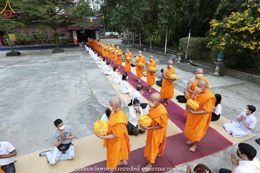 ภาพ No.40157:พิธีตัดปอยผม ปลงผม ขอขมารับผ้าไตรและพิธีบรรพชา ในโครงการอุปสมบท บูชาธรรมมหาปูชนียาจารย์ ประจำปี 2564 ชุดที่ 10