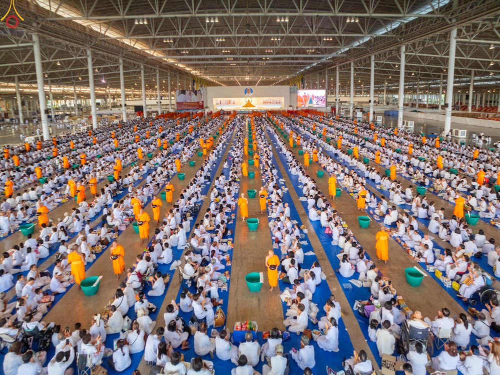 ภาพ No.318177:วันอาทิตย์ต้นเดือนที่ 5 เมษายน พ.ศ.2569 พิธีตักบาตร ณ บ้านแก้วเรือนทองคุณยายอาจารย์ฯ วัดพระธรรมกาย