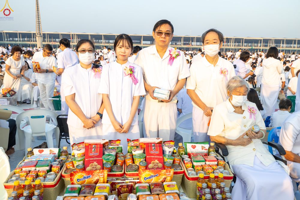 ภาพ No.279838:วันที่ 1 มกราคม พ.ศ.2569 พิธีตักบาตรในวันขึ้นปีใหม่ ณ ลานธรรม วัดพระธรรมกาย