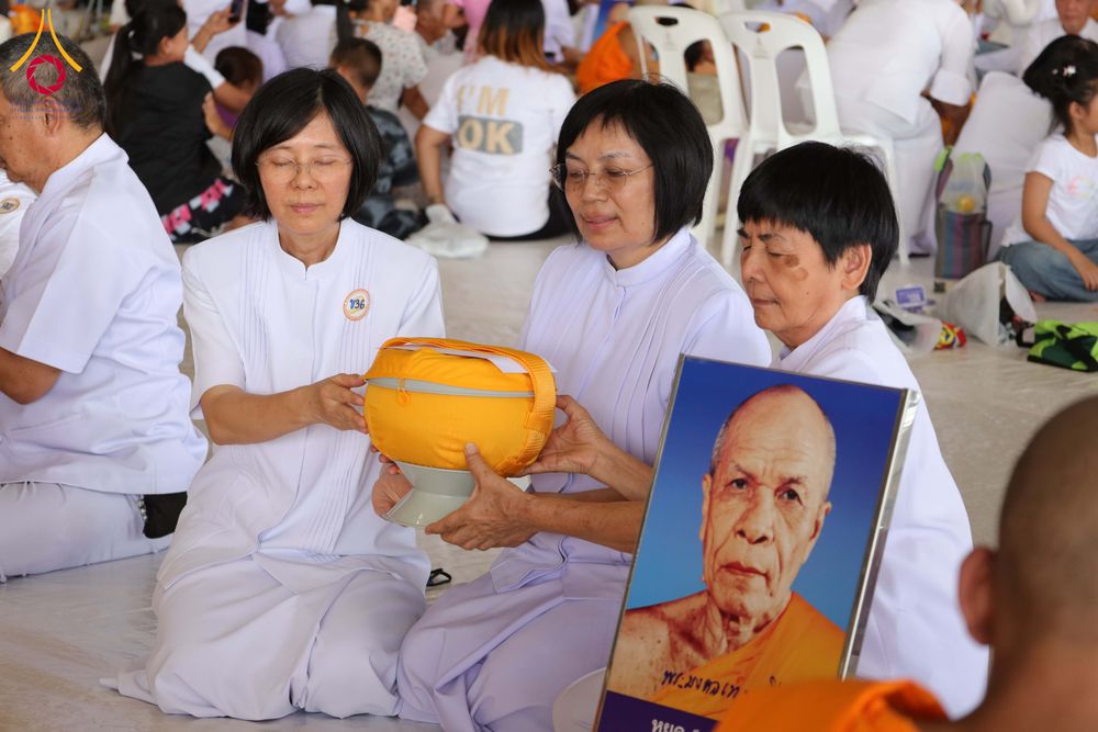 ภาพ No.319604:วันเสาร์ที่ 4 เมษายน พ.ศ.2569 พิธีขอขมา มอบผ้าไตร และถวายบาตรแด่นาคธรรมทายาท ในโครงการบรรพชาสามเณรฟื้นฟูพระพุทธศาสนาทั่วไทย โครงการหน่อแก้วเปรียญธรรม รุ่นที่ 14 โครงการสามเณรยุวธรรมทายาท รุ่นที่ 34 โครงการสามเณรมัชฌิมธรรมทายาท รุ่นที่ 30 ณ สภาธรรมกายสากล