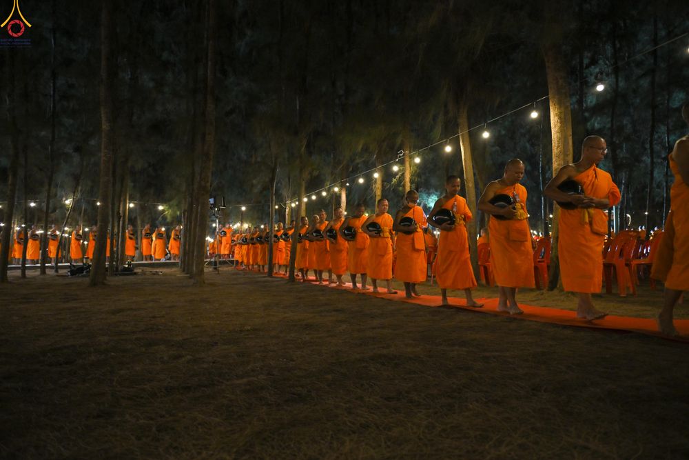 ภาพ No.289153:วันที่ 7 มกราคม พ.ศ. 2569 พิธีตักบาตรพระธรรมยาตรา ณ อนุสรณ์สถานลำดับที่ 1 สถานที่เกิดด้วยรูปกายเนื้อ อนุสรณ์สถานมหาวิหารพระมงคลเทพมุนี (โลตัสแลนด์) อ.สองพี่น้อง จ.สุพรรณบุรี ในโครงการธรรมยาตรา กตัญญูบูชา มหาปูชนียาจารย์ พระมงคลเทพมุนี(สด จนฺทสโร) พระผู้ป