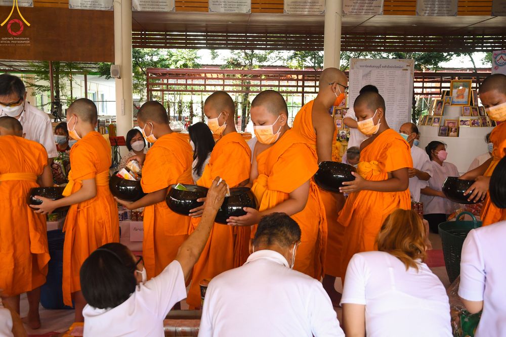 ภาพ No.45879:ประมวลภาพพิธีตักบาตรสรงน้ำพระ โครงการบรรพชาสามเณรฟื้นฟูพระพุทธศาสนาทั่วไทย ณ ศูนย์อบรมเยาวชนบางปะหัน