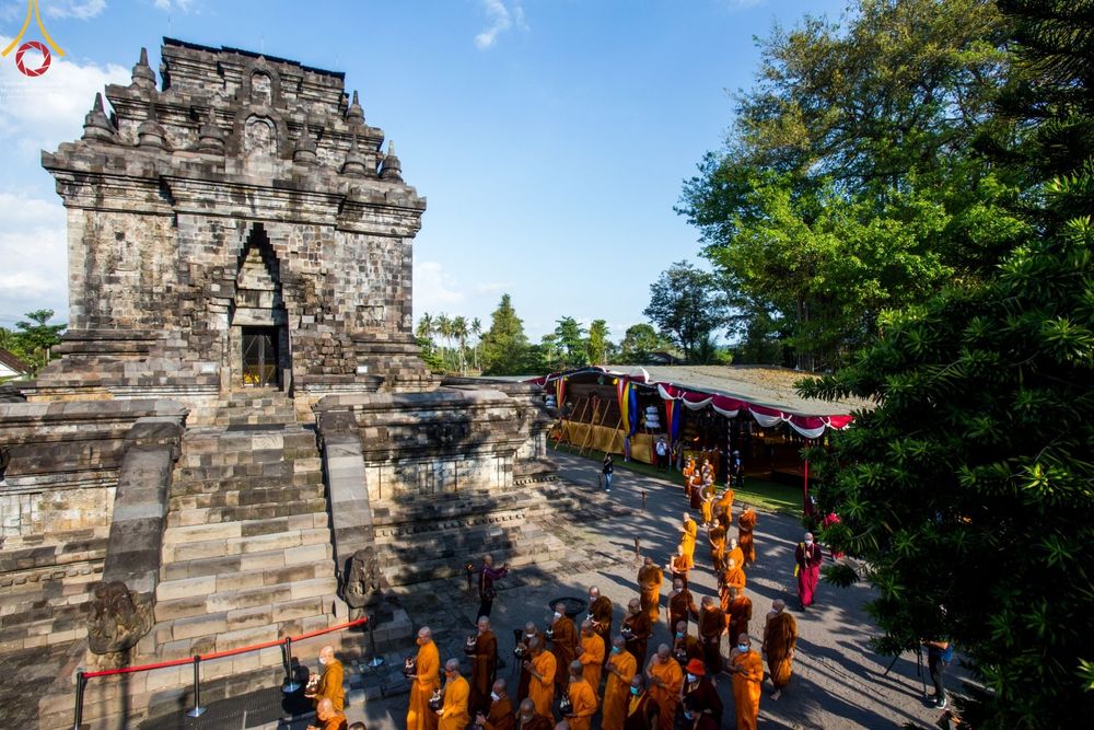 ภาพ No.46339:ประมวลภาพพิธีอัญเชิญน้ำศักดิ์สิทธิ์ จาก Umbul Jumprit Temanggung ไปยังวัดเมินดุต