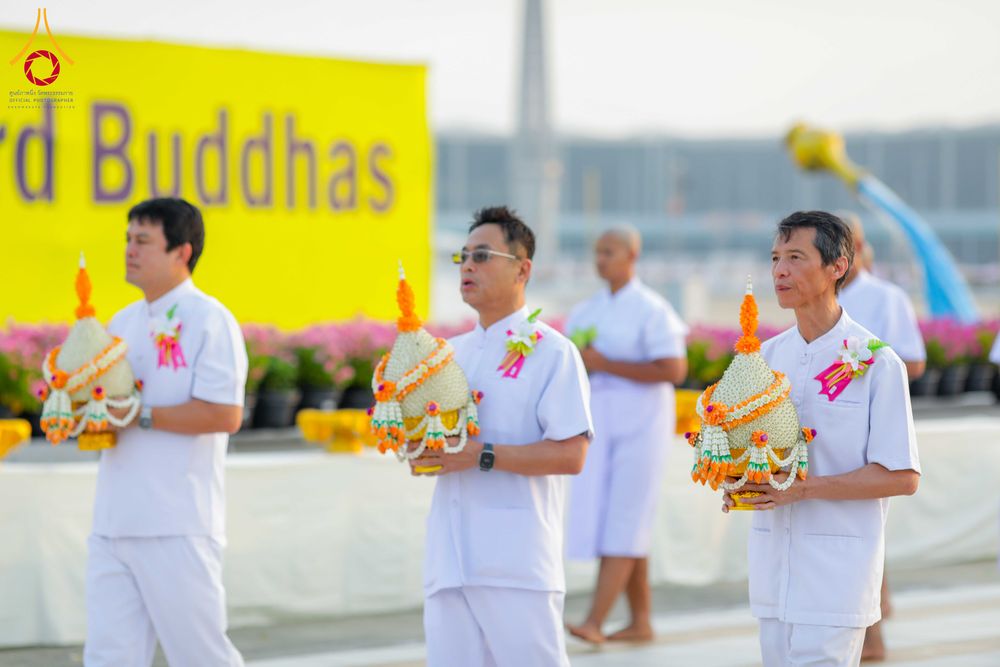 ภาพ No.319373:วันเสาร์ที่ 4 เมษายน พ.ศ.2569 พิธีขอขมา มอบผ้าไตร และถวายบาตรแด่นาคธรรมทายาท ในโครงการบรรพชาสามเณรฟื้นฟูพระพุทธศาสนาทั่วไทย โครงการหน่อแก้วเปรียญธรรม รุ่นที่ 14 โครงการสามเณรยุวธรรมทายาท รุ่นที่ 34 โครงการสามเณรมัชฌิมธรรมทายาท รุ่นที่ 30 ณ สภาธรรมกายสากล