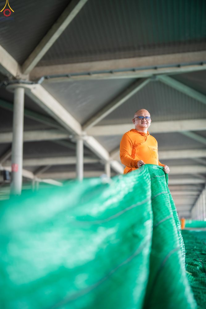 ภาพ No.322377:วันที่ 16 เมษายน พ.ศ.2569 การจัดเตรียมเบาะรองนอน เช็ดทำความสะอาด  เพื่องานถวายมหาสังฆทาน 40,000 กว่าวัดทั่วประเทศ วันคุ้มครองโลก 22 เมษายน พ.ศ.2569 วัดพระธรรมกาย