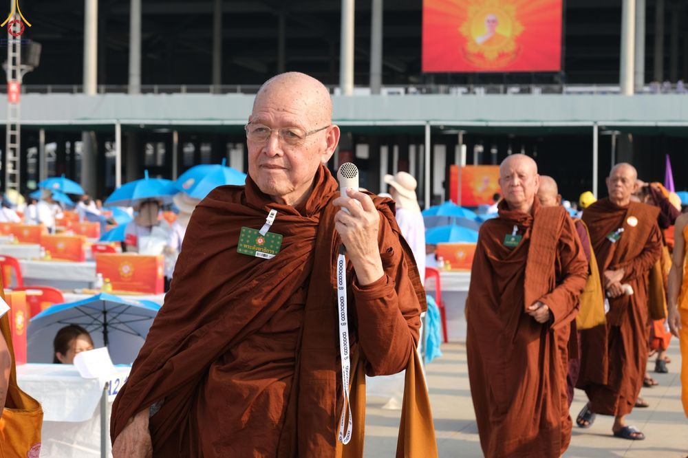 ภาพ No.324435:วันที่ 22 เมษายน พ.ศ.2569 (วันคุ้มครองโลก) งานถวายมหาสังฆทาน 40,000 กว่าวัดทั่วประเทศ บรรยากาศพระสังฆาธิการและสาธุชน  เดินทางเข้าลานธรรม วัดพระธรรมกาย