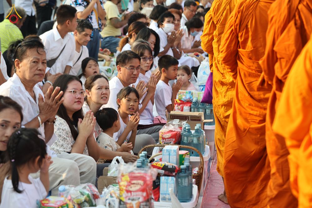 ภาพ No.318071:วันเสาร์ที่ 4 เมษายน พ.ศ. 2569 งานทำบุญเมืองใจกลางอยุธยา  ตักบาตรพระ 1,109 รูป ณ ถนนชีกุน หน้าวัดมหาธาตุ และวัดราชบูรณะ