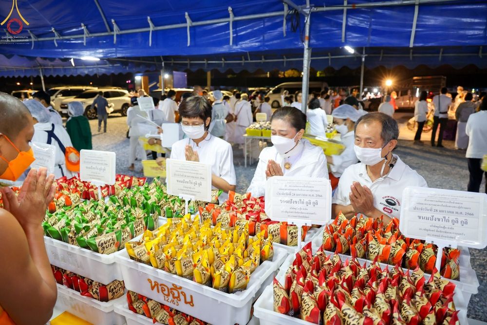ภาพ No.74605:พิธีถวายภัตตาหารเป็นสังฆทาน แด่คณะพระธรรมยาตราฯ ในโครงการธรรมยาตรากตัญญูบูชา มหาปูชนียาจารย์ พระมงคลเทพมุนี(สด จนฺทสโร) พระผู้ปราบมาร อนุสรณ์สถาน 7 แห่ง ปีที่ 11 วันที่ 28 มกราคม พ.ศ. 2566