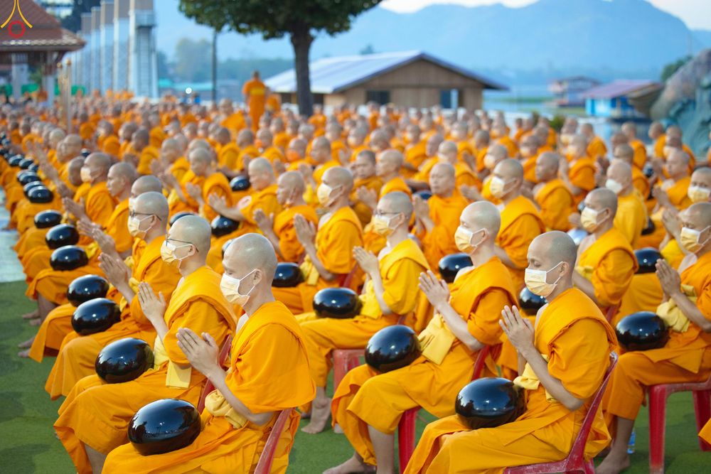 ภาพ No.284151:วันเสาร์ที่ 20 ธันวาคม พ.ศ.2568  พิธีตักบาตรพระ 10,000 รูป เนื่องในโอกาส 194 ปี จังหวัดกาญจนบุรี และอุทิศส่วนกุศลให้แด่บรรพชนทั้งหลาย บริเวณถนนสองแคว (Skywalk) เมืองกาญจนบุรี