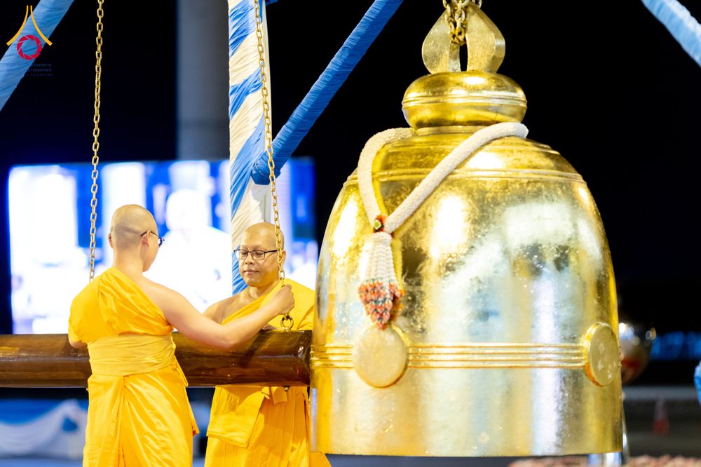 ภาพ No.286743:วันอาสาฬหบูชา วันพฤหัสบดีที่ 10 กรกฏาคม พ.ศ.2568  พิธีเวียนประทักษิณรอบพระมหาธรรมกายเจดีย์ , พิธีฉลองชัยสวดมนต์บทธัมมจักกัปปวัตตนสูตร ครบ 7,520,000,000 จบ ณ มหารัตนวิหารคด วัดพระธรรมกาย