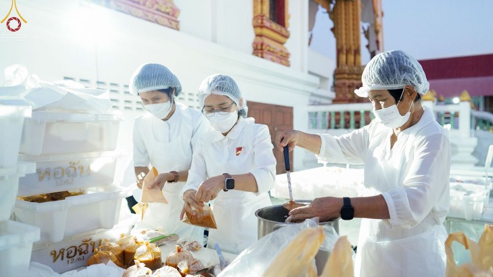 ภาพ No.72146:พิธีถวายภัตตาหารเป็นสังฆทาน แด่คณะพระธรรมยาตราฯ ในโครงการธรรมยาตรากตัญญูบูชา มหาปูชนียาจารย์ พระมงคลเทพมุนี(สด จนฺทสโร) พระผู้ปราบมาร อนุสรณ์สถาน 7 แห่ง ปีที่ 11 วันที่ 18 มกราคม พ.ศ. 2566