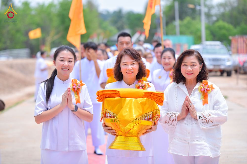 ภาพ No.327103:วันศุกร์ที่ 1 พฤษภาคม พ.ศ.2569 พิธีทอดผ้าป่า โปรยรัตนชาติ ตอกเสาเข็มมงคลต้นแรก สถาปนา “องค์พระเจดีย์เพื่อสร้างสันติภาพโลก” (แห่งแรกของภาคอีสาน) ณ ธุดงคสถานอำนาจเจริญ  อ.เมือง จ.อำนาจเจริญ