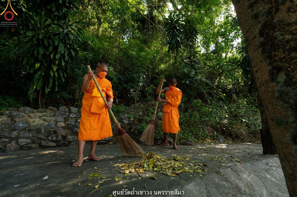 ภาพ No.42065:พิธีตัดปอยผม ปลงผม ขอขมารับผ้าไตรและพิธีบรรพชา ในโครงการอุปสมบท บูชาธรรมมหาปูชนียาจารย์ ประจำปี 2564 ชุดที่ 20