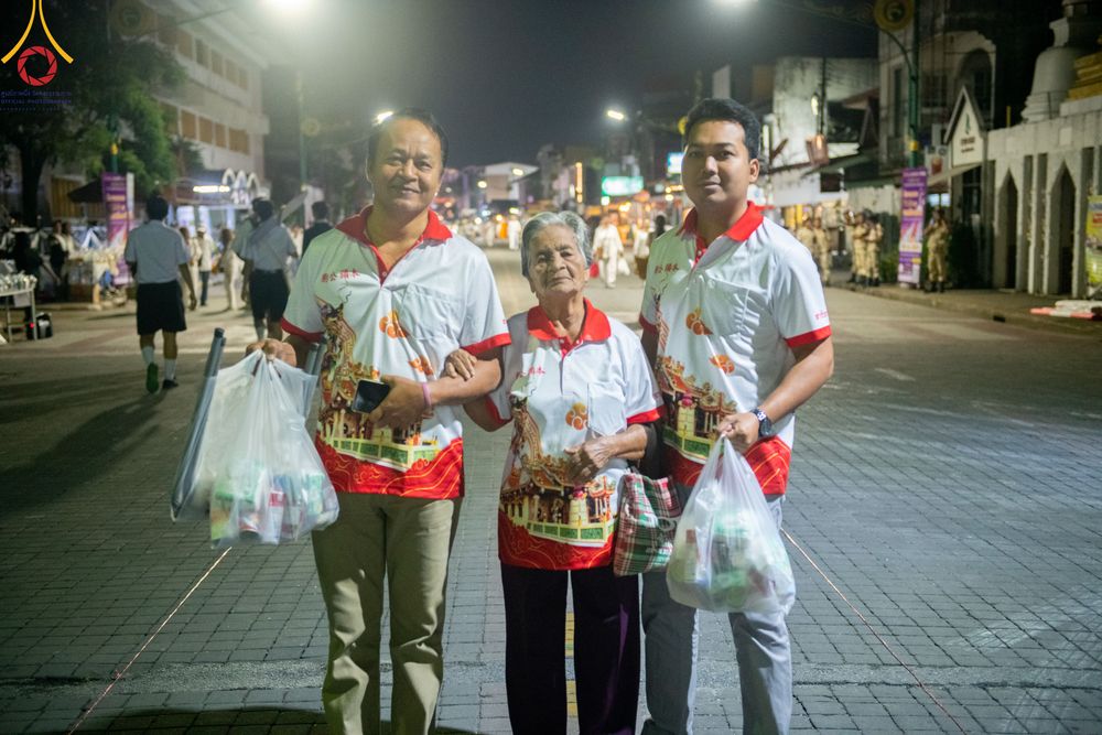 ภาพ No.311150:วันเสาร์ที่ 28 กุมภาพันธ์ พ.ศ. 2569 พิธีตักบาตรพระมหากุศล 11,250 รูป เฉลิมฉลอง 1,250 ปีศรีธรรมราชเจดีย์ สู่มรดกโลก ณ ถนนราชดำเนิน บริเวณหน้าวัดพระมหาธาตุวรมหาวิหาร อ.เมือง จ.นครศรีธรรมราช