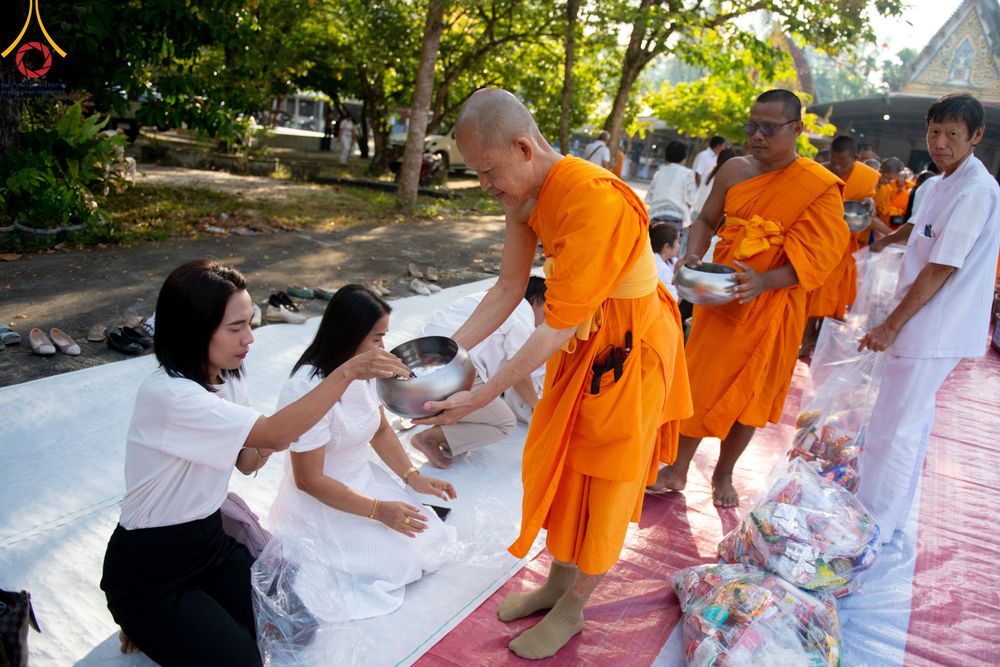 ภาพ No.311069:วันพฤหัสบดีที่ 26 กุมภาพันธ์ พ.ศ. 2569 พิธีถวายสังฆทานแด่คณะสงฆ์ 323 วัด ปีที่ 22 ครั้งที่ 182 พิธีมอบกองทุนหนุนแรงใจช่วยครูใต้ ปีที่ 19 ครั้งที่ 145 และพิธีทำบุญอุทิศส่วนกุศลให้ผู้วายชนม์