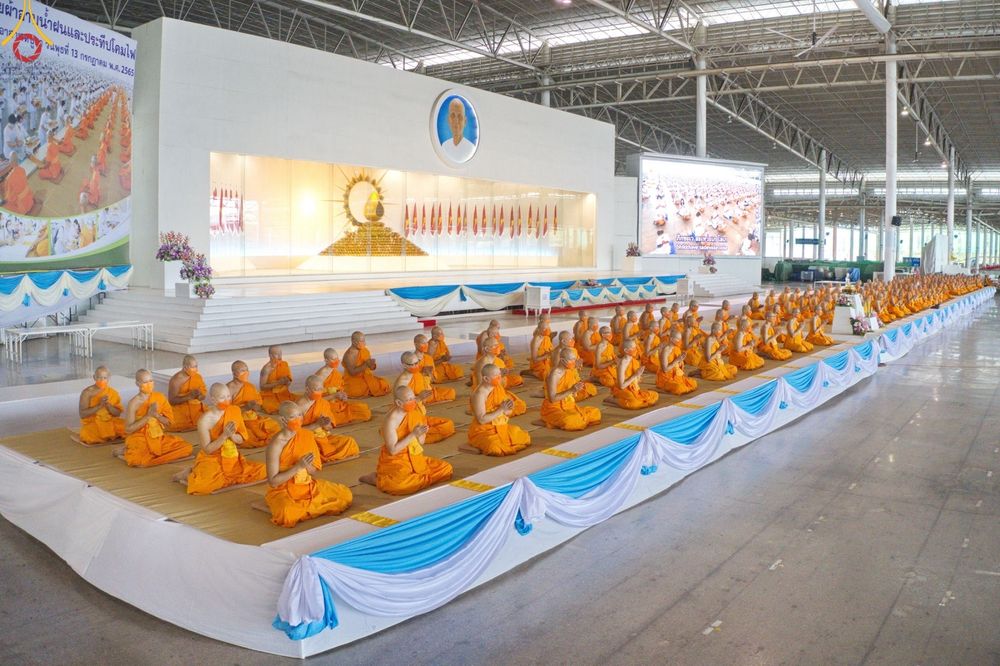 ภาพ No.48186:ประมวลภาพพิธีถวายผ้าอาบน้ำฝน และประทีปโคมไฟ เนื่องในวันอาสาฬหบูชา ประจำปี 2565