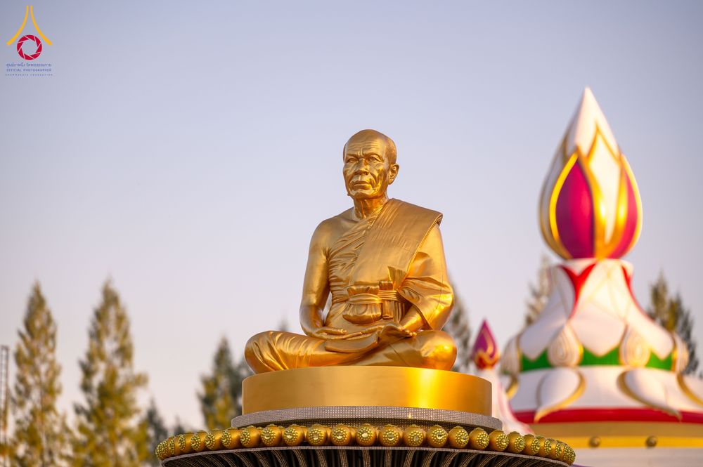 ภาพ No.290691:วันที่ 8 มกราคม พ.ศ. 2569 พระธรรมยาตราปฏิบัติธรรม และถ่ายภาพหมู่ประวัติศาสตร์ ในโครงการธรรมยาตรา กตัญญูบูชามหาปูชนียาจารย์ พระมงคลเทพมุนี(สด จนฺทสโร) พระผู้ปราบมาร อนุสรณ์สถาน 7 แห่ง ปีที่ 14 ณ อนุสรณ์สถานคลองบางนางแท่น อ.สามพราน จ.นครปฐม