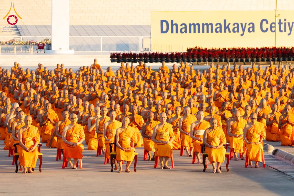 ภาพ No.285261:วันจันทร์ที่ 15 ธันวาคม พ.ศ.2568  บันทึกภาพหมู่ประวัติศาสตร์ โครงการบรรพชาอุปสมบทหมู่  รุ่นบูชาธรรมมหาปูชนียาจารย์ ประจำปี 2568 ณ ลานธรรมมหาธรรมกายเจดีย์ วัดพระธรรมกาย