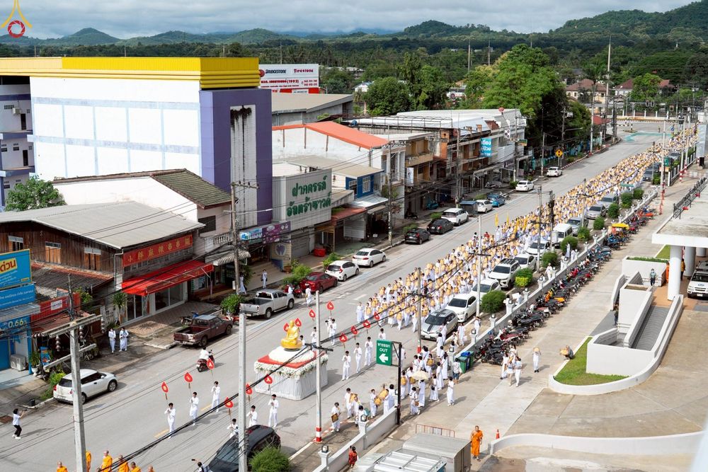 ภาพ No.239232:วันอาทิตย์ที่ 17 สิงหาคม พ.ศ. 2568 พิธีอัญเชิญรูปเหมือนพระมงคลเทพมุนี (สด จันทสโร) ณ ศาลากลางจังหวัดเลย ถึงลานพญานาค สวนสาธารณะกุดป่อง อ.เมือง จ.เลย