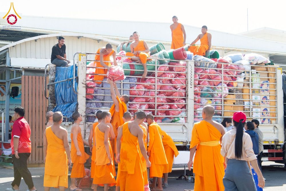 ภาพ No.273733:วันที่ 27 พฤศจิกายน พ.ศ. 2568 คณะศิษยานุศิษย์วัดพระธรรมกาย มูลนิธิธรรมกาย มอบอาหารและสิ่งของความช่วยเหลือให้พี่น้องชาวใต้ ผู้ประสบอุทกภัยน้ำท่วม