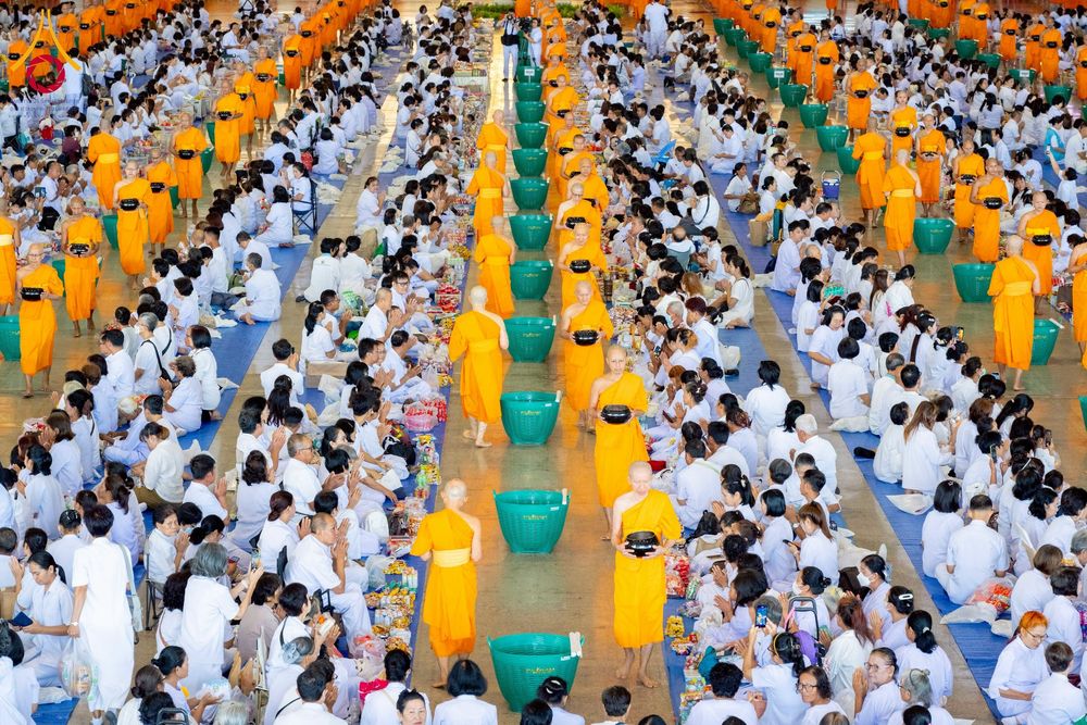 ภาพ No.256827:วันที่ 5 ตุลาคม พ.ศ. 2568 พิธีตักบาตร ข้าวสารอาหารแห้ง ณ บ้านแก้วเรือนทองคุณยายฯ สภาธรรมกายสากล วัดพระธรรมกาย