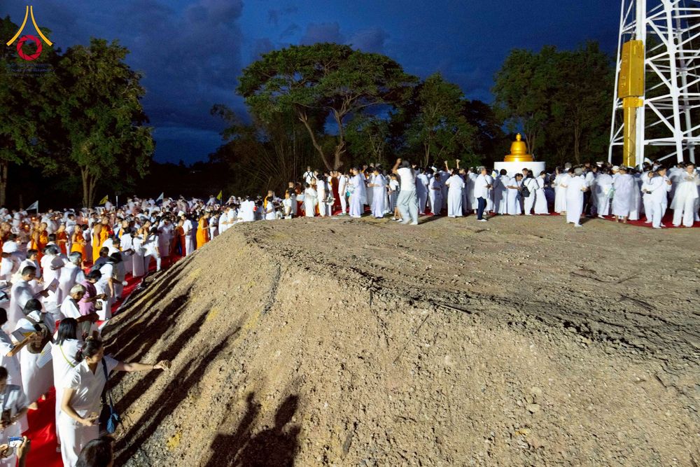 ภาพ No.261942:วันที่ 14 ตุลาคม พ.ศ. 2568 พิธีกลั่นแผ่นดิน โปรยทรายตอกเสาเข็มมหามงคลต้นแรก  สร้างองค์พระเจดีย์และจุดประทีปถวายเป็นพุทธบูชา ณ ศูนย์ปฏิบัติธรรมชัยนาท ต.ธรรมามูล อ.ชัยนาท จ.ชัยนาท