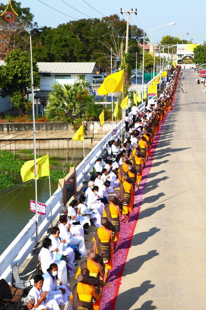 ภาพ No.193315:พิธีต้อนรับพระธรรมยาตรา ณ อนุสรณ์สถาน สถานที่เกิดในเพศสมณะ วัดสองพี่น้อง อำเภอสองพี่น้อง จังหวัดสุพรรณบุรี ในโครงการธรรมยาตรา กตัญญูบูชา มหาปูชนียาจารย์ พระมงคลเทพมุนี(สด จนฺทสโร) พระผู้ปราบมาร อนุสรณ์สถาน 7 แห่ง ปีที่ 13 วันที่ 11 มกราคม พ.ศ. 2568