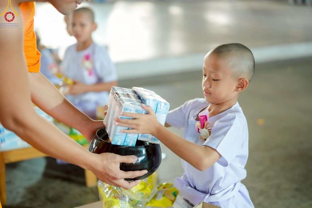 ภาพ No.214649:วันศุกร์ที่ 4 เมษายน พ.ศ.2568 นาคธรรมทายาทตักบาตรพระพี่เลี้ยง ในโครงการบรรพชาสามเณร ฟื้นฟูพระพุทธศาสนาทั่วไทย ณ วิหารคด 22 วัดพระธรรมกาย