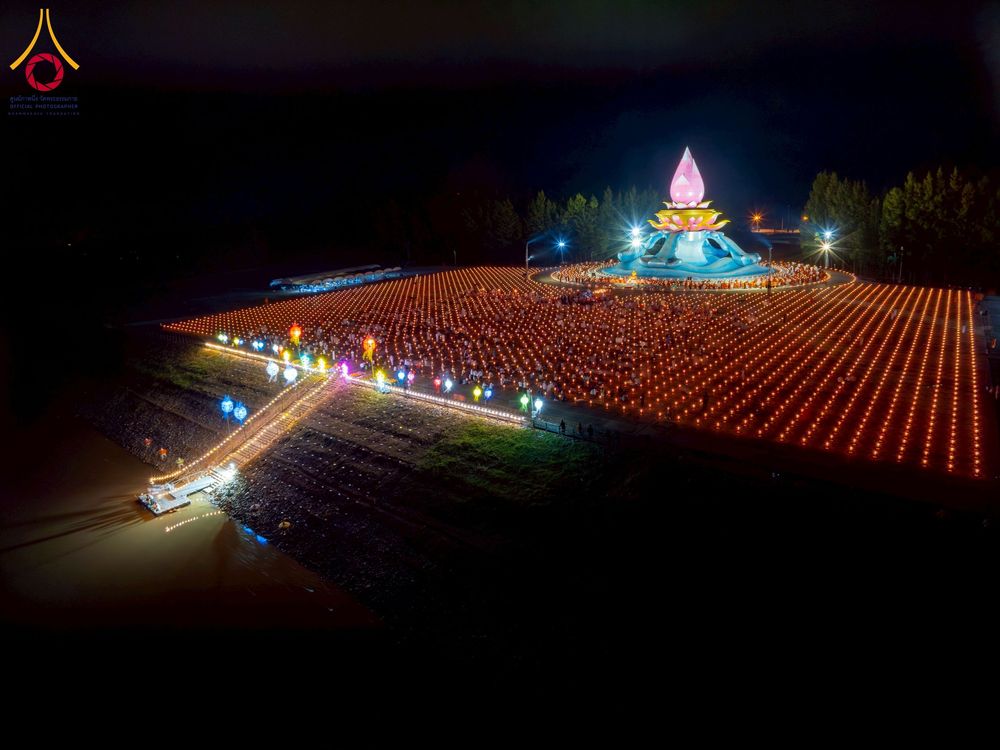 ภาพ No.266160:วันพุธที่ 5 พฤศจิกายน พ.ศ. 2568 (วันพระ ขึ้น 15 ค่ำ เดือน 12) พิธีจุดประทีปโคมลาน, โคมลอย และลอยกระทง ถวายประทีปเป็นพุทธบูชา สร้างความสว่างไสวให้กับแผ่นดินด้วยแสงธรรม ณ พุทธอุทยานนานาชาติ จังหวัดหนองคาย