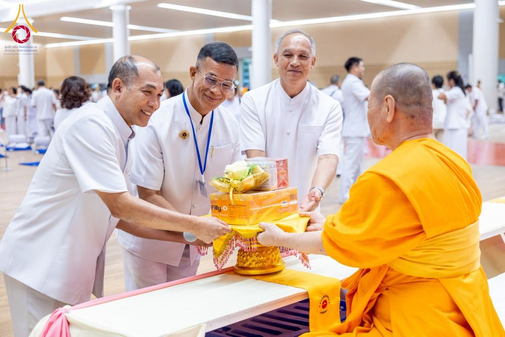 ภาพ No.239625:วันอาทิตย์ที่ 17 สิงหาคม พ.ศ. 2568 พิธีถวายคิลานเภสัช และอุปกรณ์ทางการแพทย์ แด่คณะสงฆ์ เนื่องในวันธรรมชัย ณ ห้องแก้วสารพัดนึก 2 สภาธรรมกายสากล วัดพระธรรมกาย