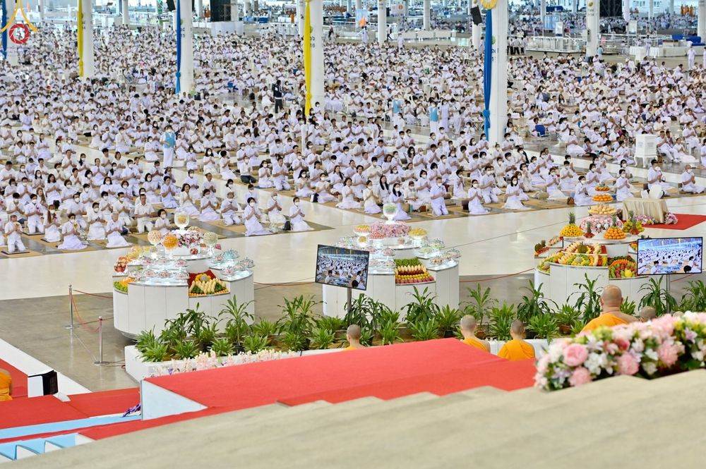 ภาพ No.86896:พิธีตักบาตร , พิธีบูชาข้าวพระ , พิธีจุดเทียนใจ ไฟนิรันดร์ อนันตชัย ในวันอาทิตย์ต้นเดือน 3 กันยายน พ.ศ. 2566 ณ วัดพระธรรมกาย