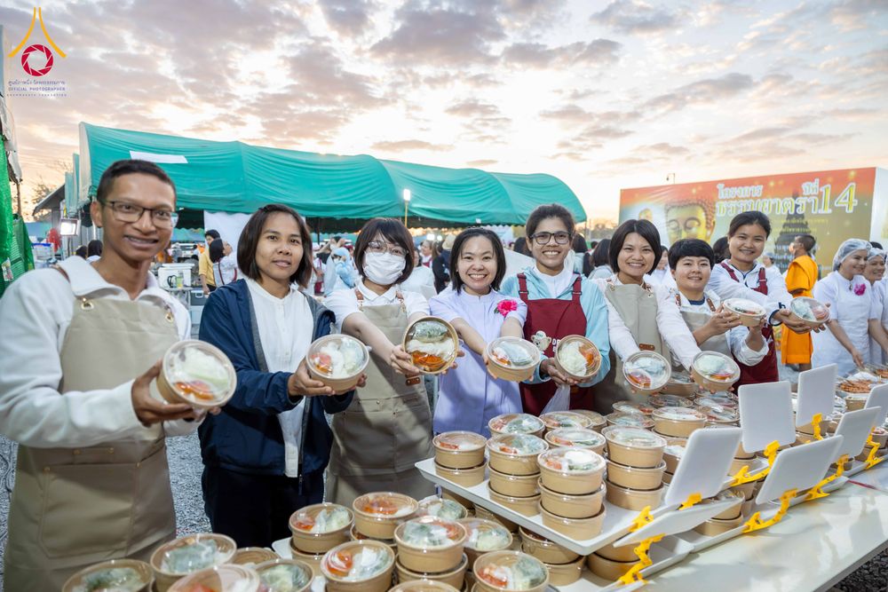 ภาพ No.301007:วันที่ 23 มกราคม พ.ศ. 2569 พิธีถวายภัตตาหารเป็นสังฆทาน แด่พระธรรมยาตรา ณ อนุสรณ์สถานบางปลา วัดบางปลา อำเภอบางเลน จังหวัดนครปฐม ในโครงการธรรมยาตรา กตัญญูบูชา มหาปูชนียาจารย์ พระมงคลเทพมุนี(สด จนฺทสโร) พระผู้ปราบมาร อนุสรณ์สถาน 7 แห่ง ปีที่ 14