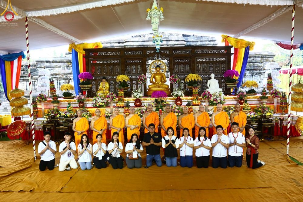 ภาพ No.46347:ประมวลภาพพิธีอัญเชิญน้ำศักดิ์สิทธิ์ จาก Umbul Jumprit Temanggung ไปยังวัดเมินดุต