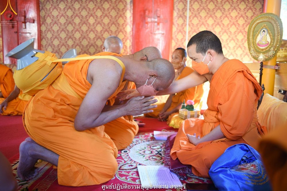 ภาพ No.40932:พิธีตัดปอยผม ปลงผม ขอขมารับผ้าไตรและพิธีบรรพชา ในโครงการอุปสมบท บูชาธรรมมหาปูชนียาจารย์ ประจำปี 2564 ชุดที่ 18